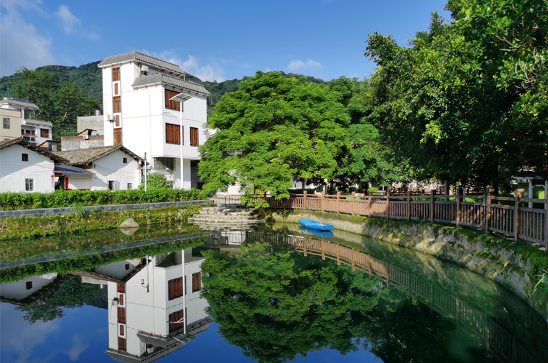 從化南平村是“中國美麗休閑鄉(xiāng)村”，水塘生態(tài)修復(fù)示范項目，通過小微水體整治工程，優(yōu)化農(nóng)村人居環(huán)境，擦亮農(nóng)村“顏值”，打造區(qū)域鄉(xiāng)村水塘治理的典范。